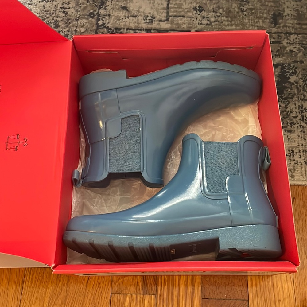 Gently used Hunter ankle rain boots. Women’s original refined Chelsea gloss.
